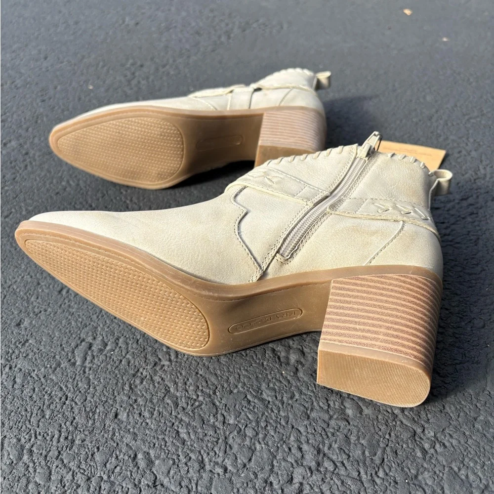New with tags Frye Women's Cream Ankle Booties. Size 7.5 wide - Picture 5 of 8
